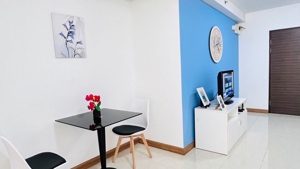 For rent, Supalai Park, Tiwanon intersection, city view, wide balcony, decorated in bright colors, very inviting, book now.