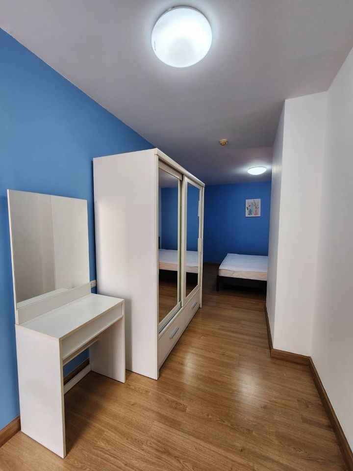 For rent, Supalai Park, Tiwanon intersection, city view, wide balcony, decorated in bright colors, very inviting, book now.