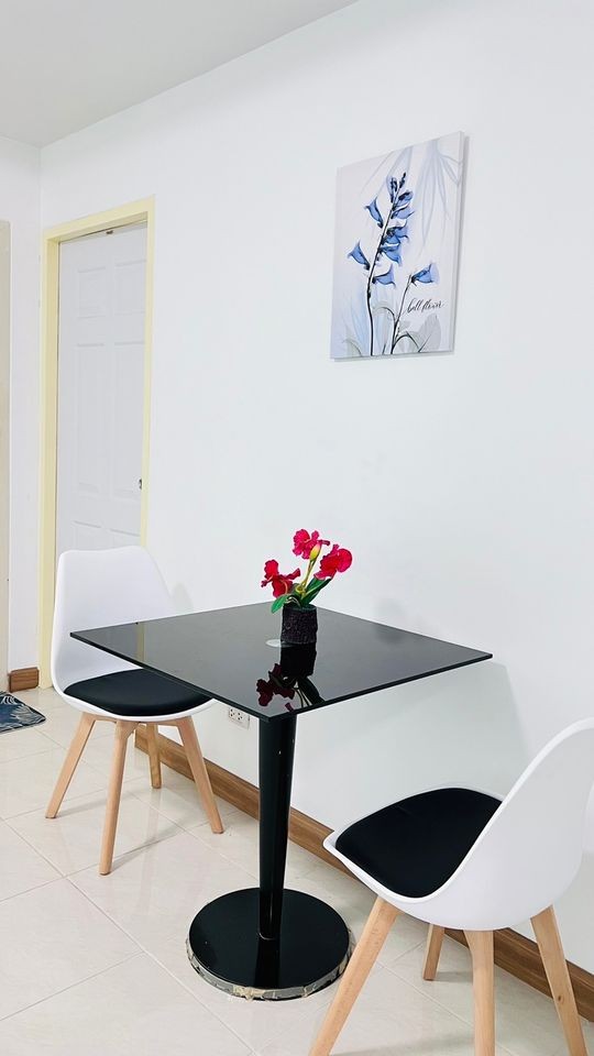 For rent, Supalai Park, Tiwanon intersection, city view, wide balcony, decorated in bright colors, very inviting, book now.