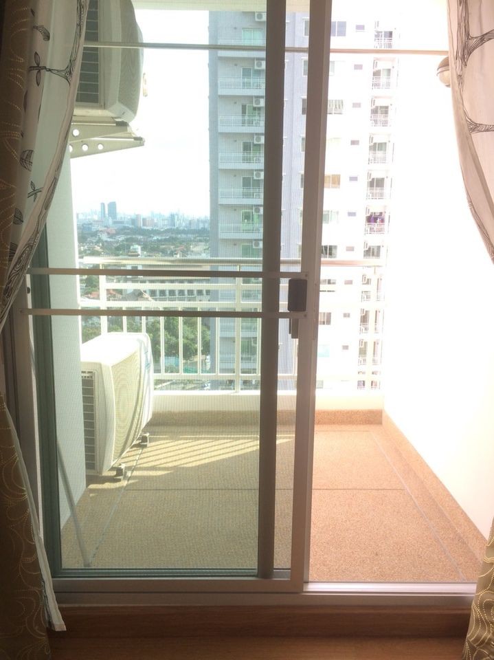 For rent, Supalai Park, Tiwanon intersection, city view, wide balcony, decorated in bright colors, very inviting, book now.