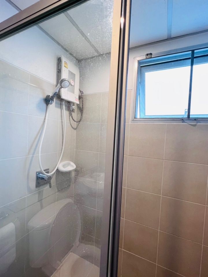 For rent, Supalai Park, Tiwanon intersection, city view, wide balcony, decorated in bright colors, very inviting, book now.