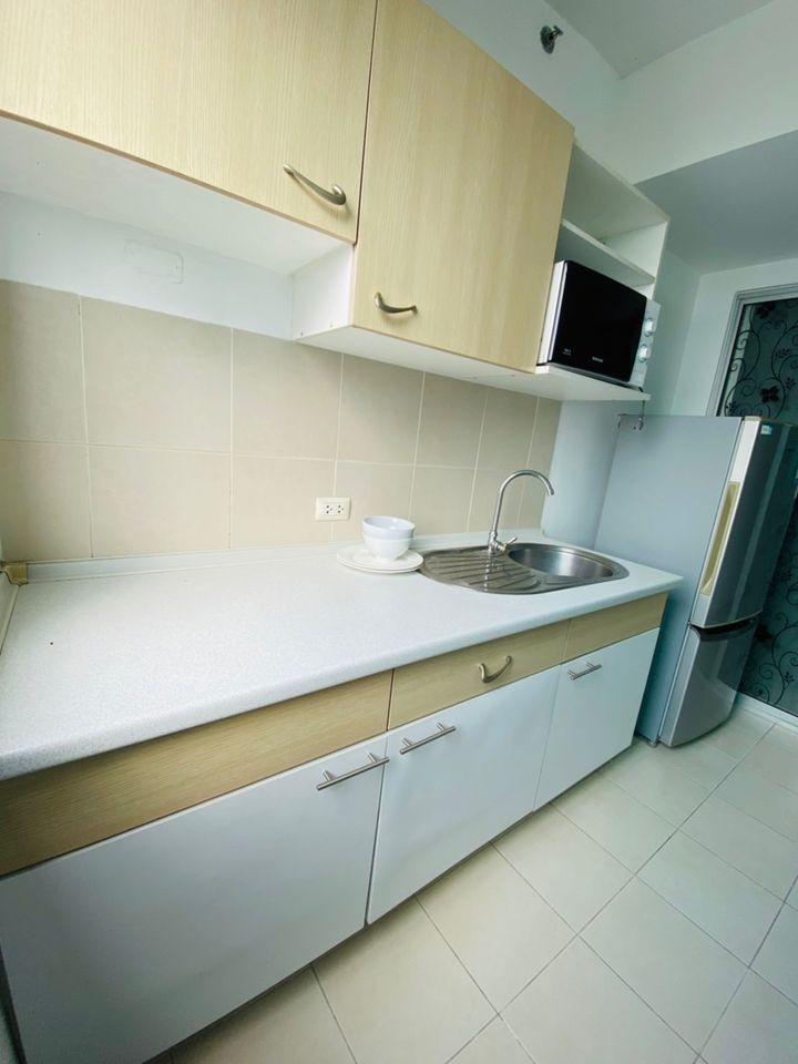 For rent, Supalai Park, Tiwanon intersection, city view, wide balcony, decorated in bright colors, very inviting, book now.
