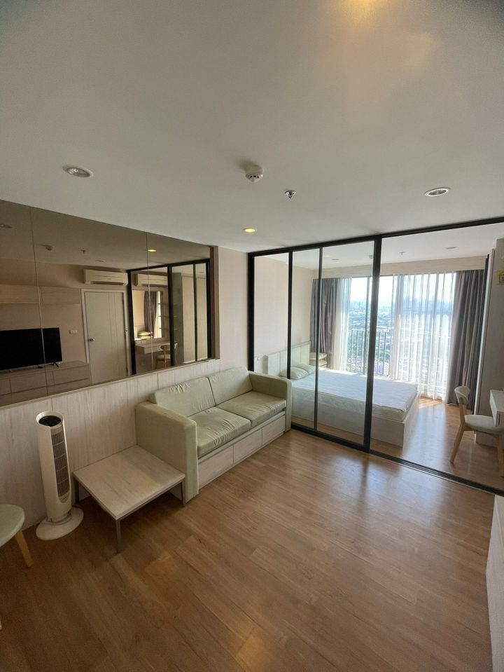 For rent, The Tree Interchange, high floor, Chao Phraya River view. fully furnished You can carry your bag and move in. images