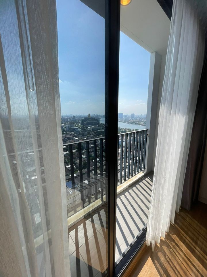 For rent, The Tree Interchange, high floor, Chao Phraya River view. fully furnished You can carry your bag and move in.