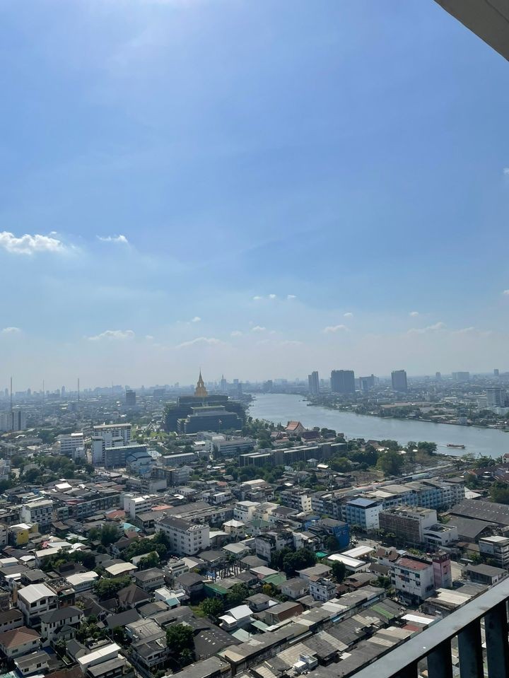 For rent, The Tree Interchange, high floor, Chao Phraya River view. fully furnished You can carry your bag and move in.