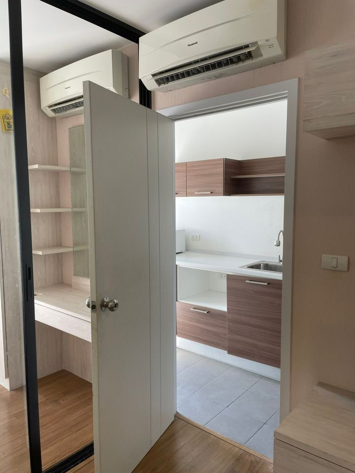 For rent, The Tree Interchange, high floor, Chao Phraya River view. fully furnished You can carry your bag and move in.