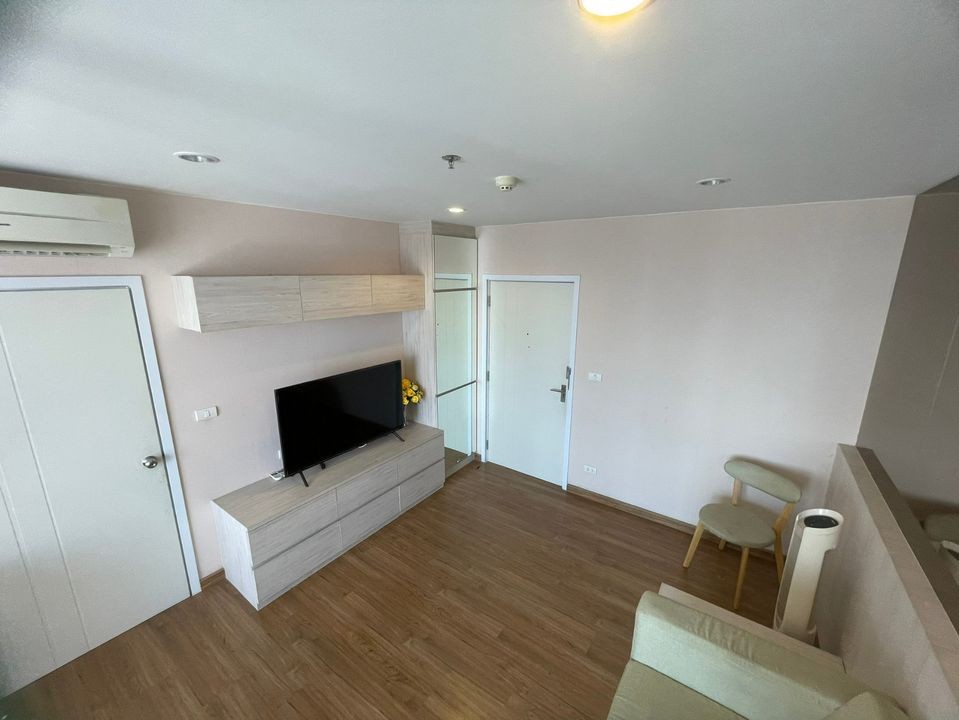 For rent, The Tree Interchange, high floor, Chao Phraya River view. fully furnished You can carry your bag and move in.