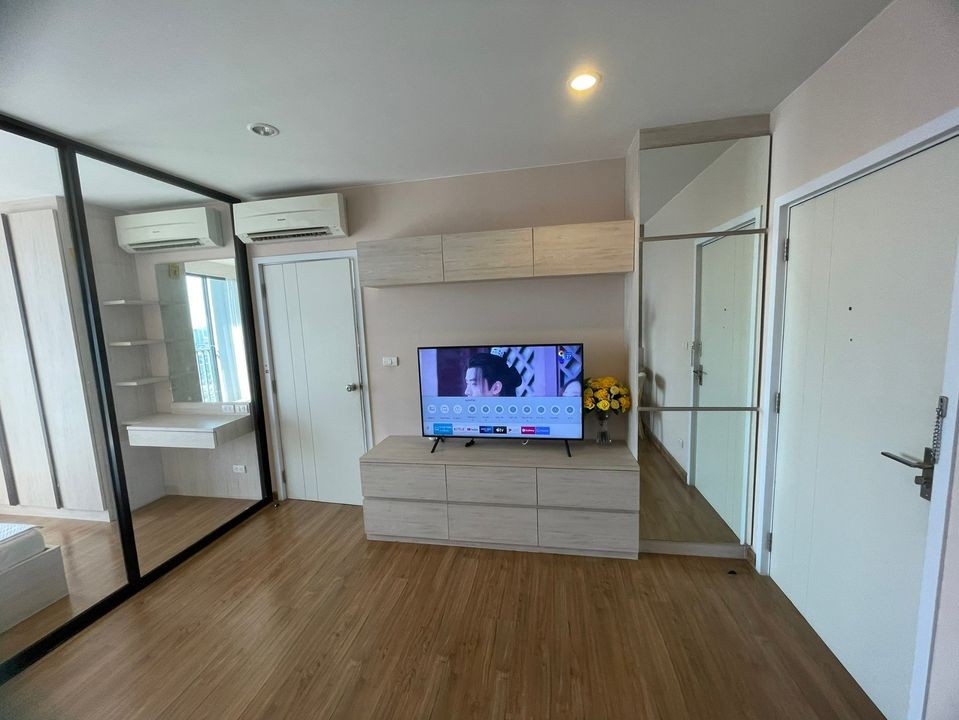 For rent, The Tree Interchange, high floor, Chao Phraya River view. fully furnished You can carry your bag and move in.