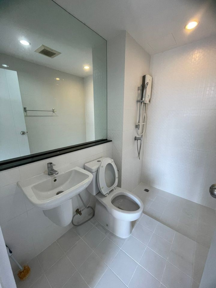 For rent, The Tree Interchange, high floor, Chao Phraya River view. fully furnished You can carry your bag and move in.