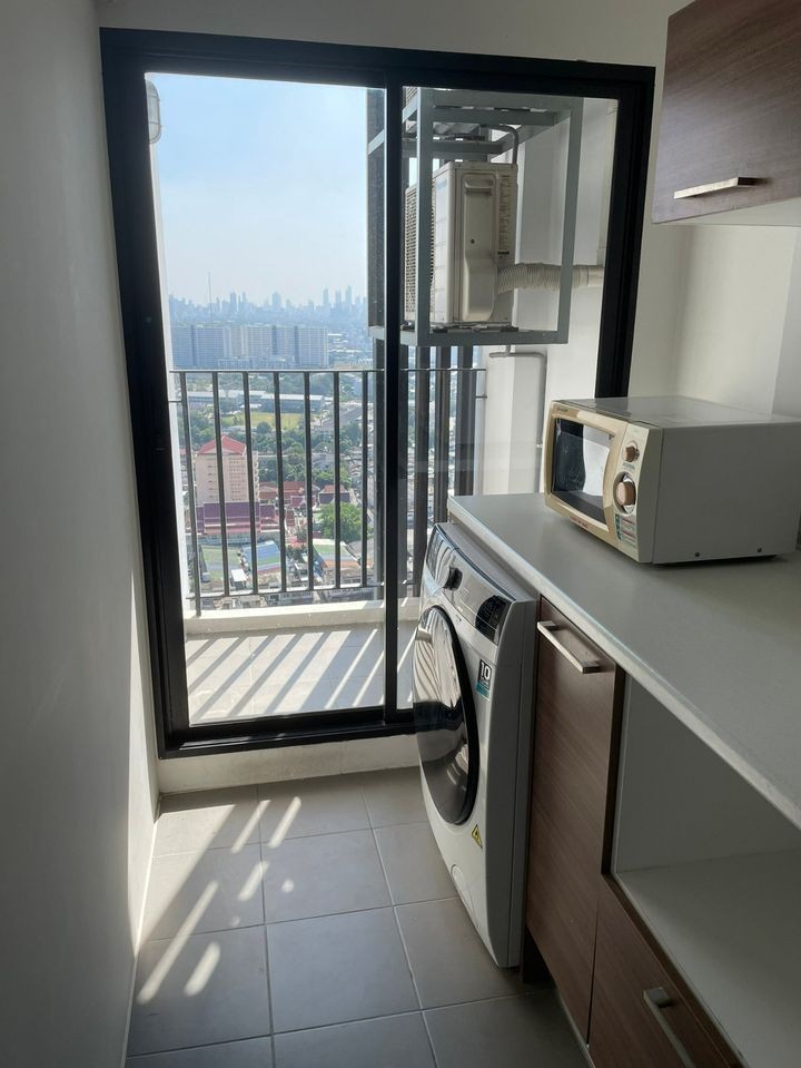 For rent, The Tree Interchange, high floor, Chao Phraya River view. fully furnished You can carry your bag and move in.