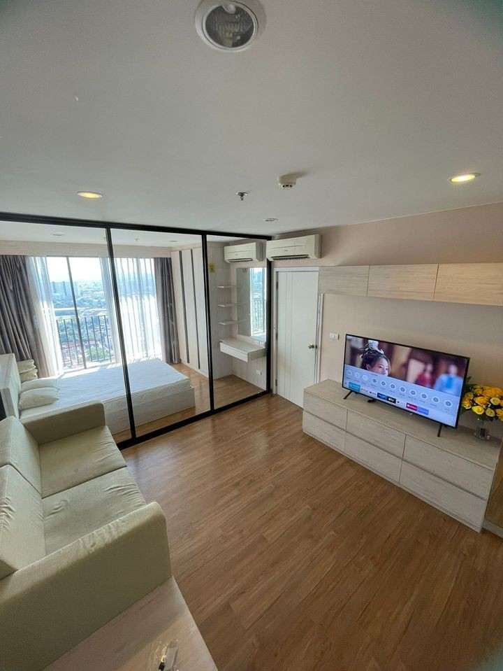 For rent, The Tree Interchange, high floor, Chao Phraya River view. fully furnished You can carry your bag and move in.