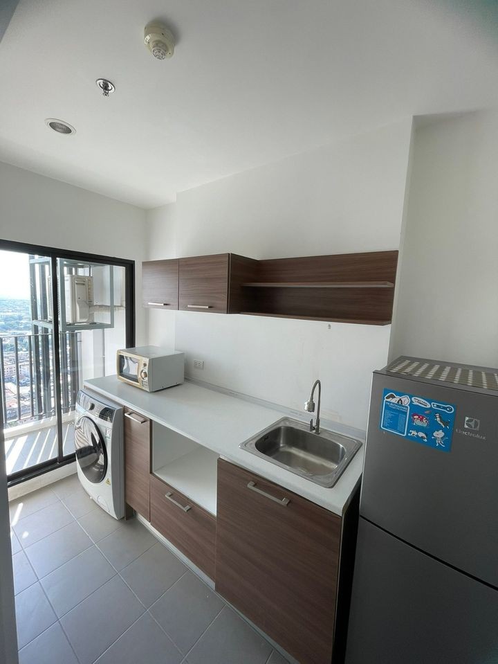 For rent, The Tree Interchange, high floor, Chao Phraya River view. fully furnished You can carry your bag and move in.