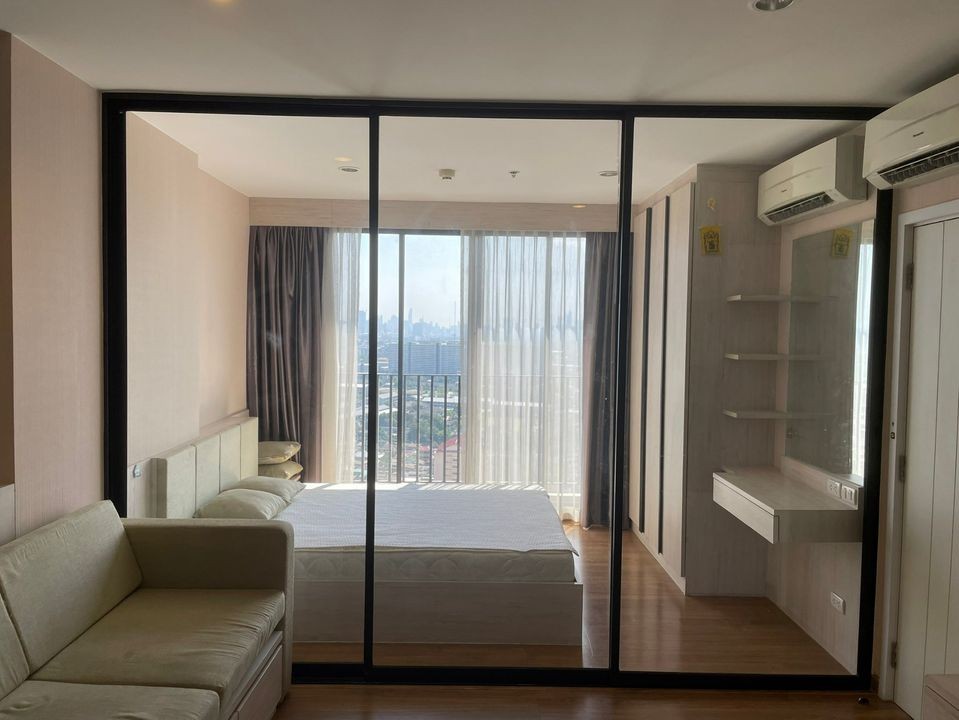 For rent, The Tree Interchange, high floor, Chao Phraya River view. fully furnished You can carry your bag and move in.