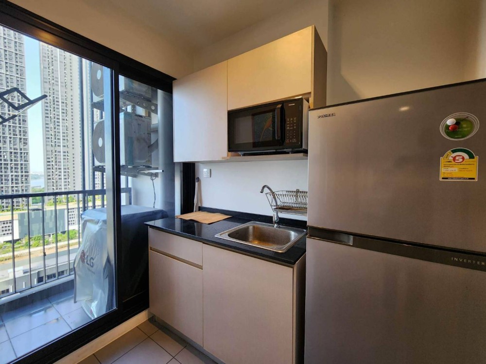 For rent, The Politan Rive, 1 bedroom, 1 bathroom, 19th floor, complete electrical appliances. Nice decoration, book now