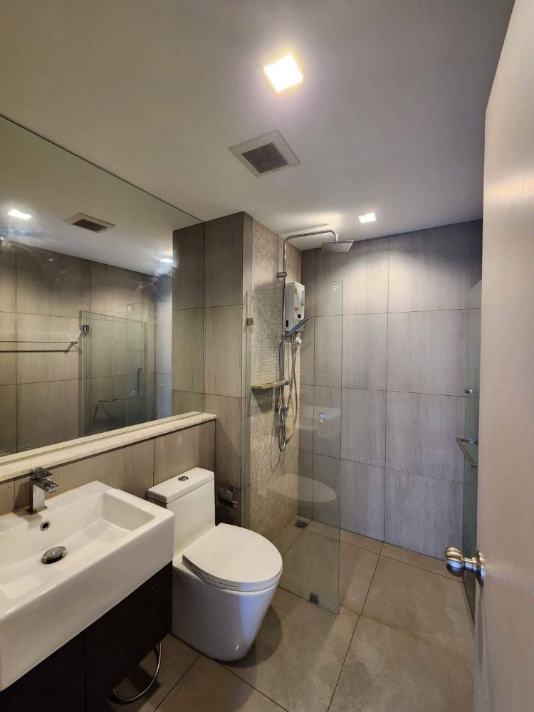 For rent, The Politan Rive, 1 bedroom, 1 bathroom, 19th floor, complete electrical appliances. Nice decoration, book now