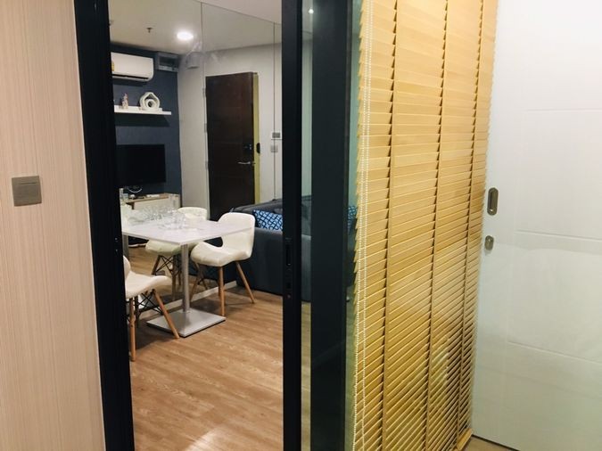For rent, Episode Phahol - Saphan Mai, spacious room, separating the kitchen Install wallpaper in the whole room. Hurry up to reserve.